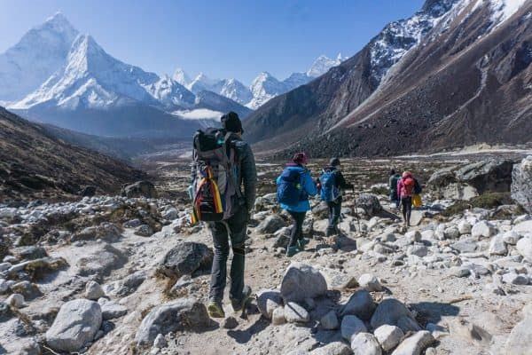 Montañeros de trekking por Nepal.