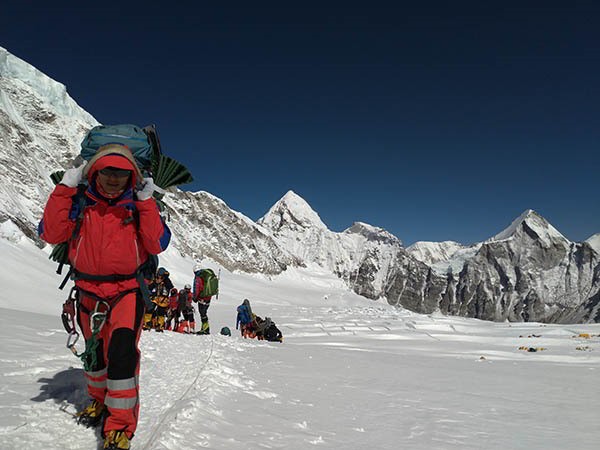 sherpa andando durante expedicion Lhotse y Everest